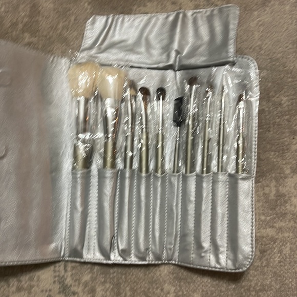 TIGI Cosmetics - Picture 2 of 6